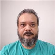 Professor de física auxilia alunos a compreender os fenômenos físicos